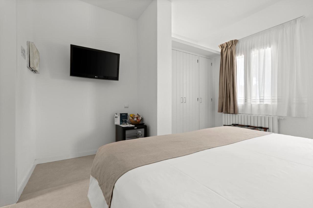 Hotel Calina กาดาเกส ภายนอก รูปภาพ