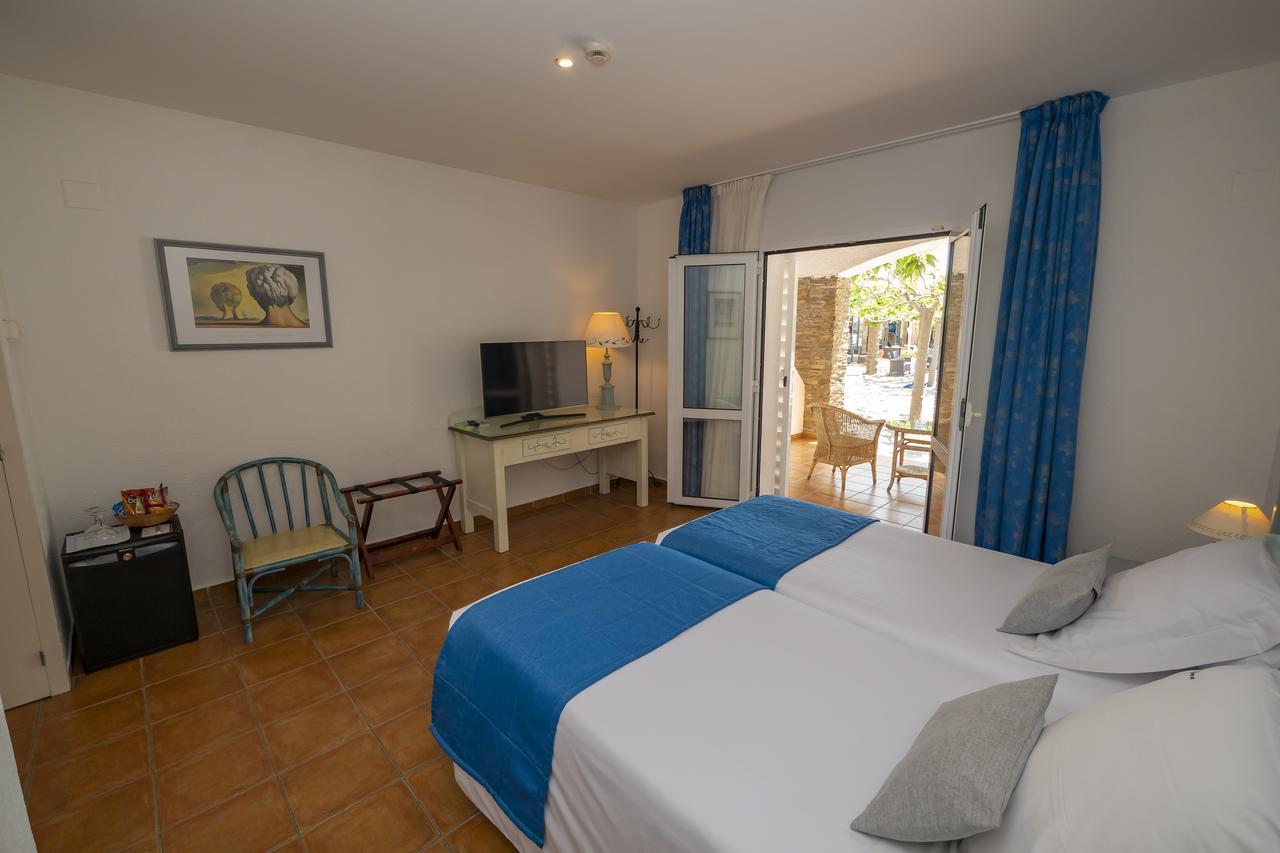 Hotel Calina กาดาเกส ภายนอก รูปภาพ